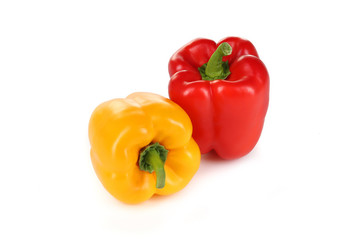 Rote und gelbe Paprika auf weißem Boden