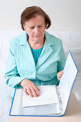 Seniorin mit Unterlagen