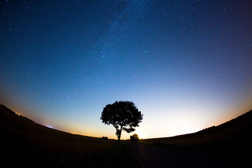 Nocne rozgwieżdżone niebo Polska kaszuby
