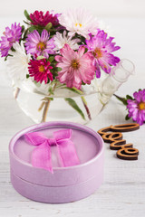 Fototapeta na wymiar Pink purple garden flowers and gift box