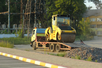 Obraz premium Transportation of a steam roller, industrial construction roadworks