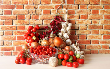 datterini,pomodori,peperoni cruschi,collana d'aglio ,cipolle conservati per l'inverno