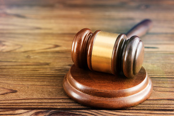 Obraz premium hammer of the judge against the background of a wooden table. court, law, jurisprudence.