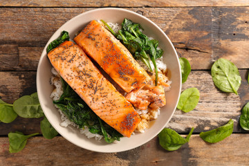 baked salmon with rice and spinach