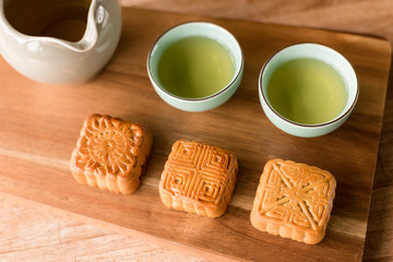 mooncake with tea