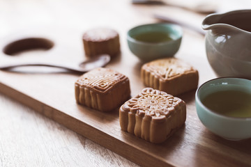 mooncake with tea