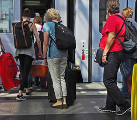 reisende auf dem Bahnsteig