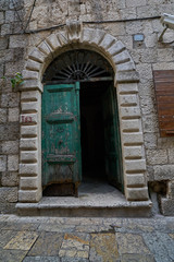 Alte Tür mit Türbogen in Kotor