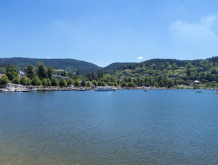 Le lac de Gérardmer dans les Vosges en période estivale.