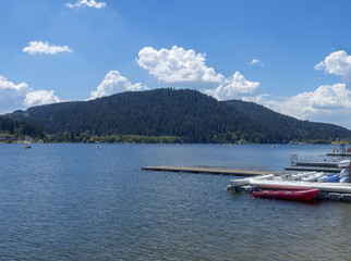 Fototapeta na wymiar Le lac de Gérardmer dans les Vosges en période estivale.