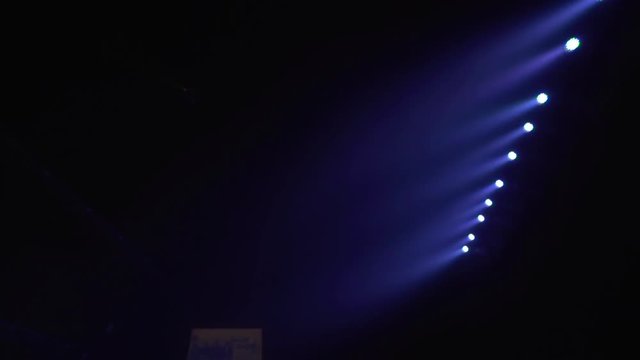 Luces azules en discoteca durante concierto,