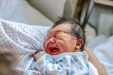 Bebé recién nacido llorando 03