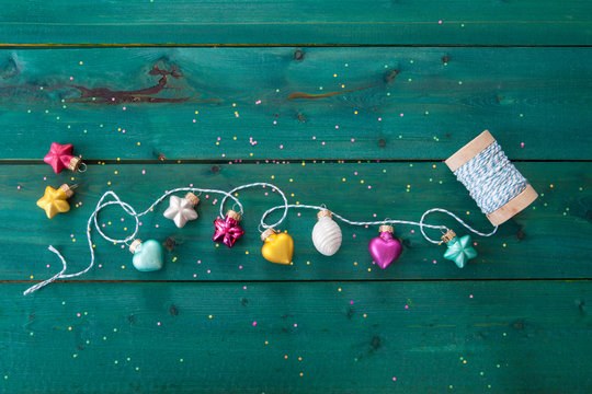 Froehliche Dekoration zu Weihnachten