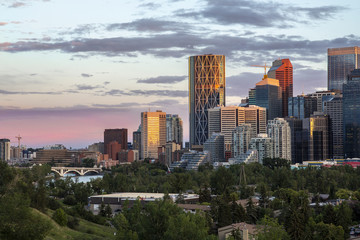 Fototapeta na wymiar Calgary downtown and Centre Street bridge view on a summer evening at sunset