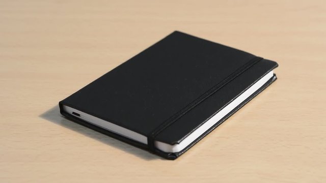 Libreta negra en la mesa