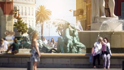 Cercles muraux Nice Passants et prenant des photos près de la fontaine du soleil à Nice, vie citadine