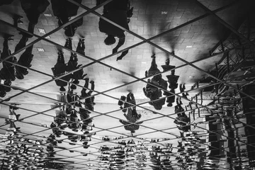 People silhouettes upside down walking © Polarpx