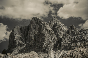 Die Berglandschaft der italienischen Dolomiten - Infrarotaufnahme (unbearbeitet)