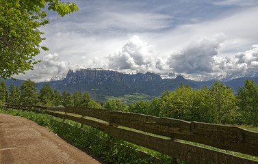 Fototapeta na wymiar Berge - Dolomiten - mit Holzzaun im Vordergrund