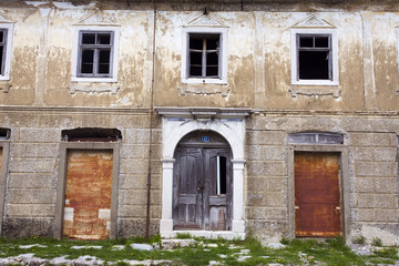 Fototapeta na wymiar Old abandoned house in Fuzine, Croatia