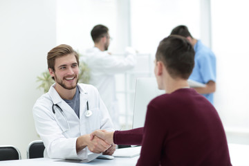 Obraz premium handshake between doctor and patient