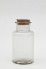 recipiente de cristal  transparente sobre fondo blanco