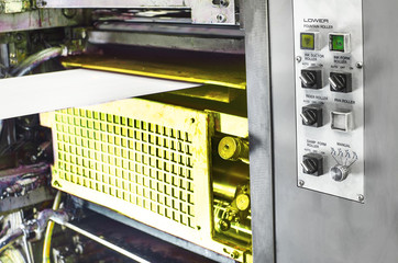 offset machine press print run at table