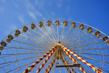 Riesenrad vor blauem Himmel