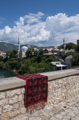 Bosnia Erzegovina: lo skyline di Mostar, la città dello Stari Most (Ponte Vecchio), con un tappeto...