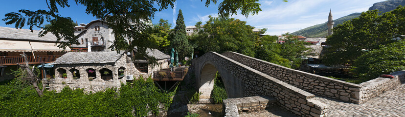 Obraz na płótnie Canvas Bosnia: il Kriva Cuprija (Ponte Storto), il più antico ponte ad arco a volta di Mostar costruito nel 1558 come prova prima che iniziasse la costruzione dello Stari Most (Ponte Vecchio)