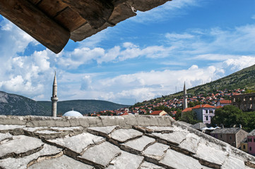 Bosnia: lo skyline di Mostar visto dai tetti della città vecchia con vista della moschea Koski...
