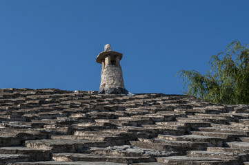Fototapeta na wymiar Bosnia: il tipico tetto con camino di una casa a Mostar, la città vecchia che prende il nome dai guardiani del ponte (mostari) che nel medioevo custodivano lo Stari Most (Ponte Vecchio)