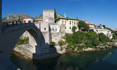 Fototapeta na wymiar Mostar, Bosnia: vista dello Stari Most (Ponte Vecchio), ponte ottomano del XVI secolo, simbolo della città, distrutto il 9 novembre 1993 dalle forze militari croate durante la guerra croato-bosniaca