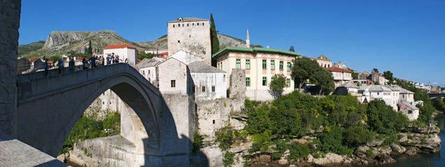 Mostar, Bosnia: vista dello Stari Most (Ponte Vecchio), ponte ottomano del XVI secolo, simbolo...
