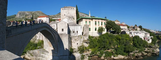 Papier Peint photo Stari Most Mostar, Bosnia: vista dello Stari Most (Ponte Vecchio), ponte ottomano del XVI secolo, simbolo della città, distrutto il 9 novembre 1993 dalle forze militari croate durante la guerra croato-bosniaca