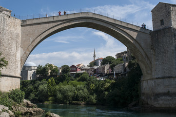 Mostar, Bosnia: vista dello Stari Most (Ponte Vecchio), ponte ottomano del XVI secolo, simbolo...