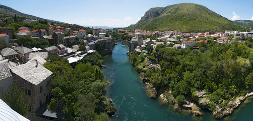 Mostar, Bosnia: vista dello Stari Most (Ponte Vecchio), ponte ottomano del XVI secolo, simbolo della città, distrutto il 9 novembre 1993 dalle forze militari croate durante la guerra croato-bosniaca