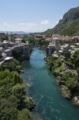 Mostar, Bosnia: vista dello Stari Most (Ponte Vecchio), ponte ottomano del XVI secolo, simbolo...