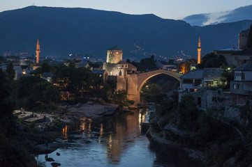 Mostar: vista notturna dello Stari Most (Ponte Vecchio), ponte ottomano del XVI secolo, simbolo...