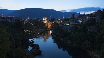 Fototapeta premium Mostar: vista notturna dello Stari Most (Ponte Vecchio), ponte ottomano del XVI secolo, simbolo della città, distrutto il 9 novembre 1993 dalle forze militari croate durante la guerra croato-bosniaca