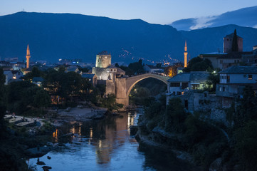 Mostar: vista notturna dello Stari Most (Ponte Vecchio), ponte ottomano del XVI secolo, simbolo...
