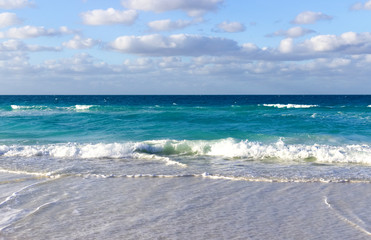 Fototapeta na wymiar Tiny waves on the beach of the Caribbeans 