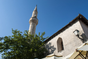 Bosnia: skyline della città vecchia di Mostar con vista sul minareto della Moschea Hanzi-Kurt o...