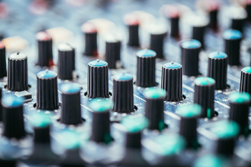 Tonstudio, viele Knöpfe auf Mischpult