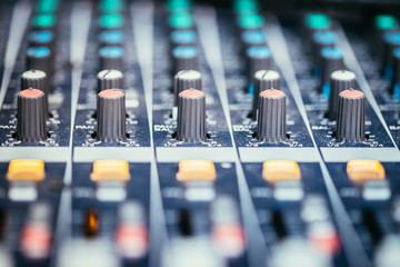 Tonstudio, viele Knöpfe auf Mischpult