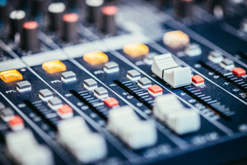 Tonstudio, viele Knöpfe auf Mischpult