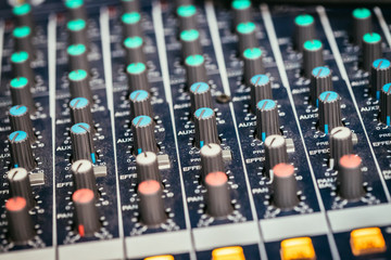 Tonstudio, viele Knöpfe auf Mischpult