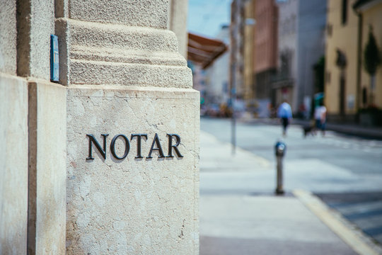 Notar Schriftzug, Metallbuchstaben auf Marmor