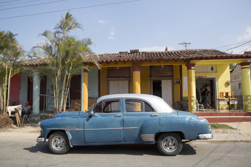 Schöner blauer Oldtimer (auf Kuba (Karibik)
