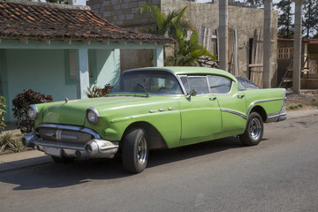Schöner grüner Oldtimer (auf Kuba (Karibik)